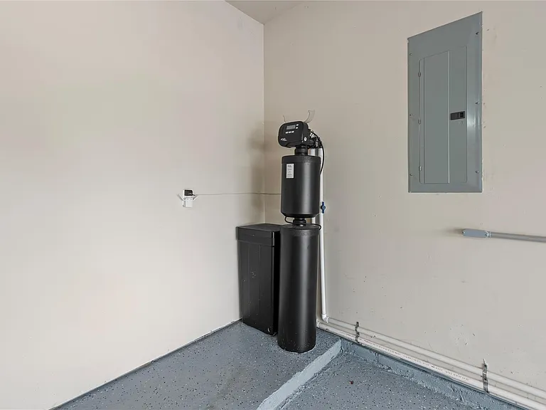 18002 Heartsong Dr — Photo 35