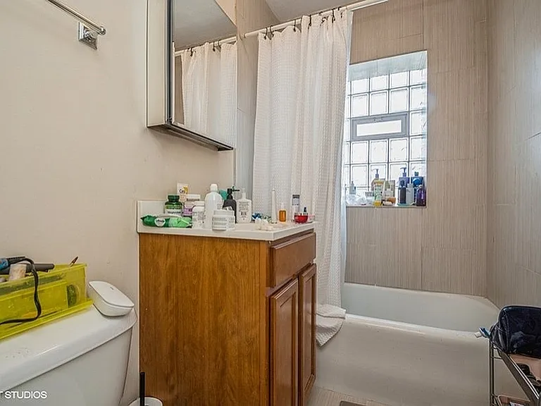 30039544_8_1412WRoscoe3_8_Bathroom_LowRes