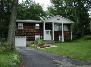 7 Beacon Rd, Hopatcong, NJ 07843