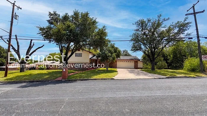 3 bed, 2.0 bath, 1617 sqft, $1,995 — Photo 2