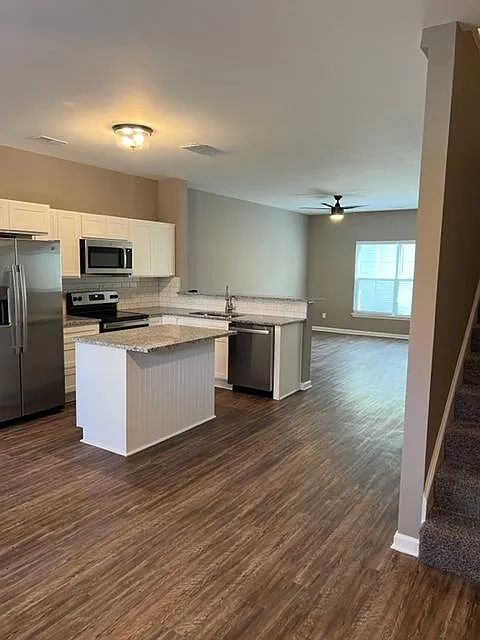 810 Vincennes St — Photo 3
