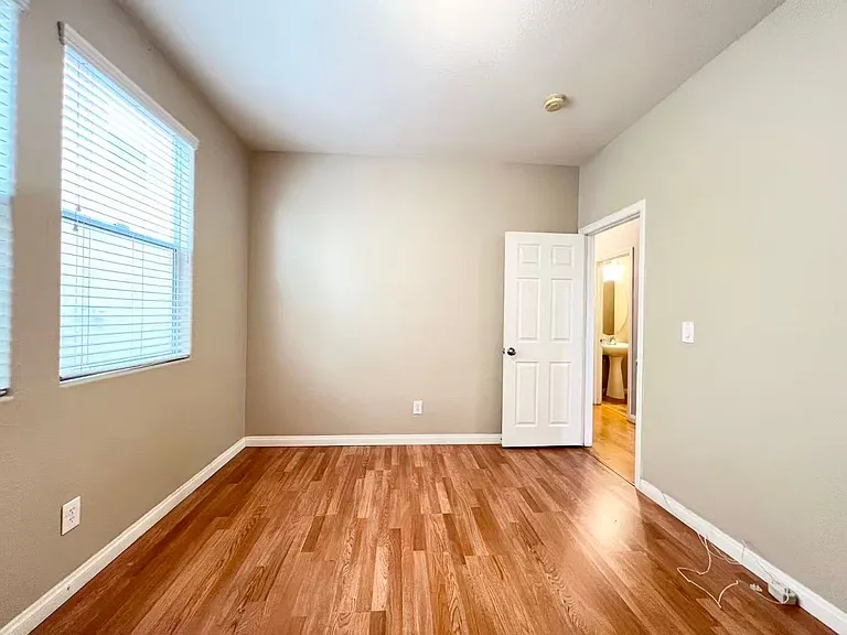 574 Redruth Dr — Photo 10