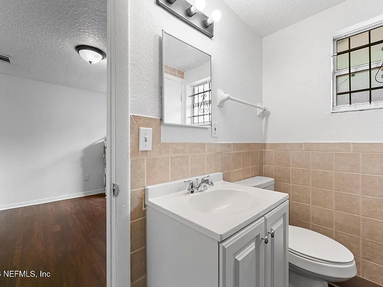 1424 W 9th St — Photo 10