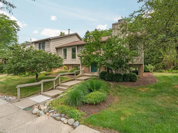 2250 Rivenoak Ct, Ann Arbor, MI 48103