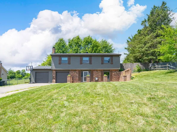 4069 Loch Dr, Highland, MI 48357