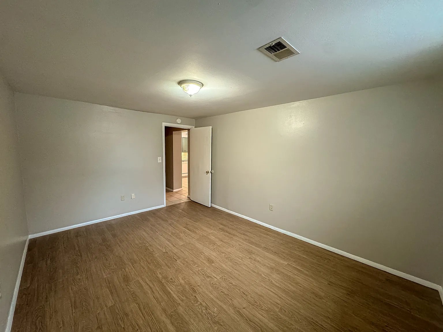 2439 Alexandria Pike — Photo 3