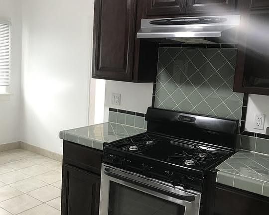 3rd image of 729 1/2 Robinson St