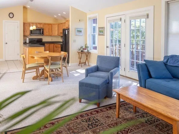 26 Myers Farm Ln #26, Greenfield, MA 01301