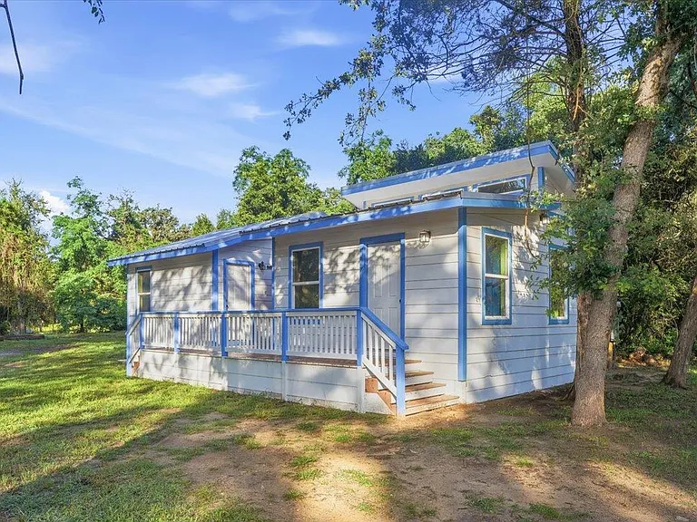 877 Yaupon Dr — Photo 3