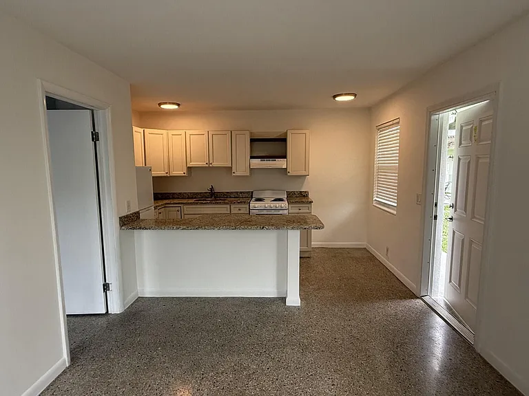 1118 N H St #4 — Photo 3