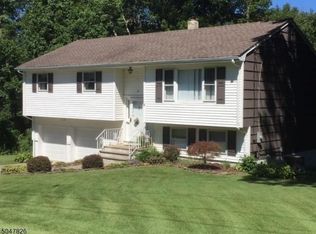 18 W Lakeview Rd, Stockholm, NJ 07460