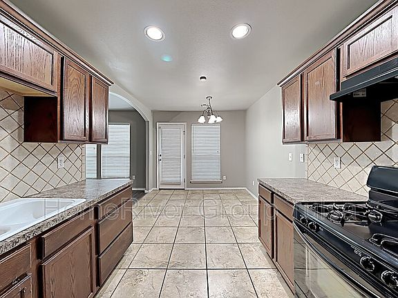 4th image of 3504 E Vail St