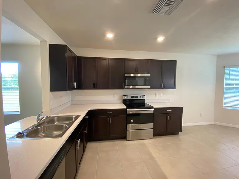 636 SW 19th Ave — Photo 11