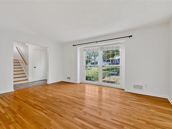 4th image of 10412 Indiana Ave