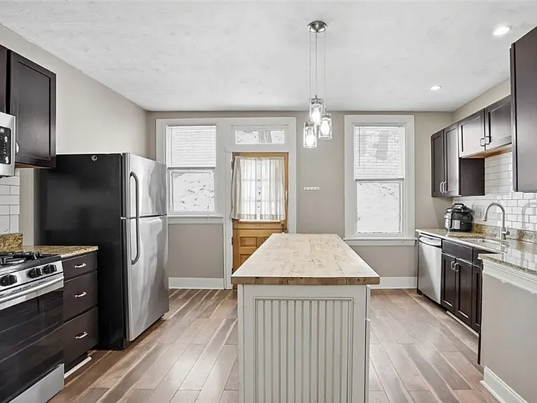 233 Edith St — Photo 8