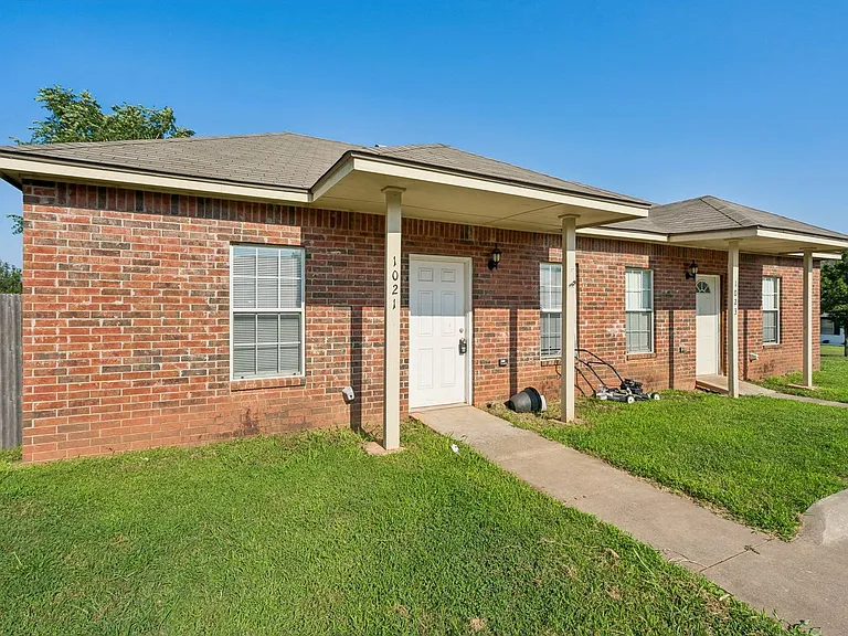 1021 Shady Creek Cir — Photo 2