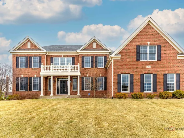 19 Rainier Cir, South Barrington, IL 60010