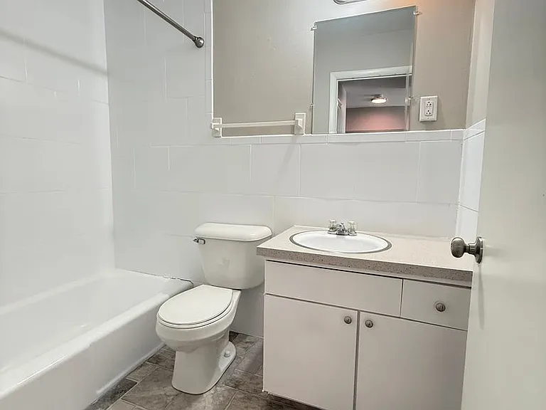 Executive House Apartments — Photo 45