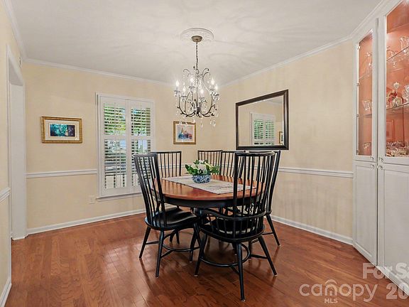 4th image of 640 Heather Ln