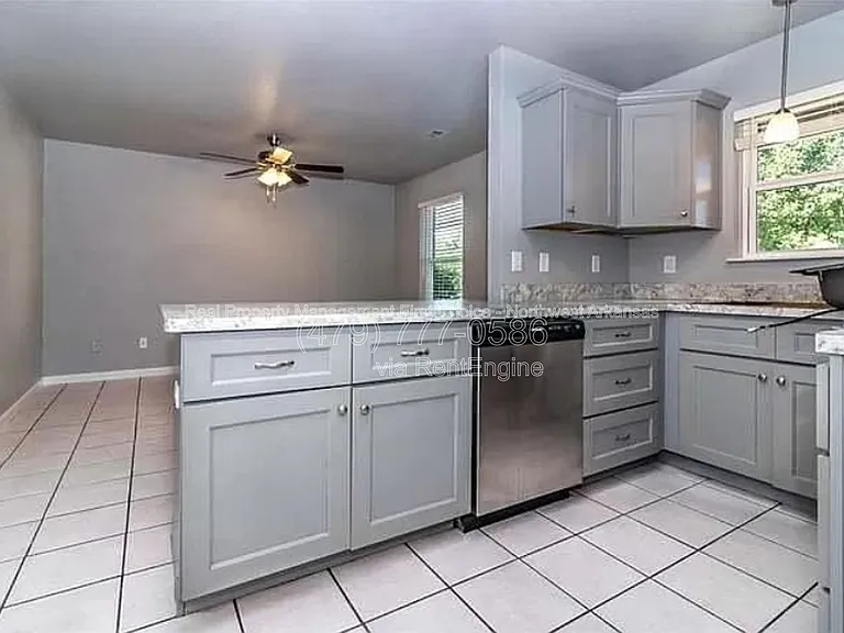 581 W Moan Pl — Photo 3