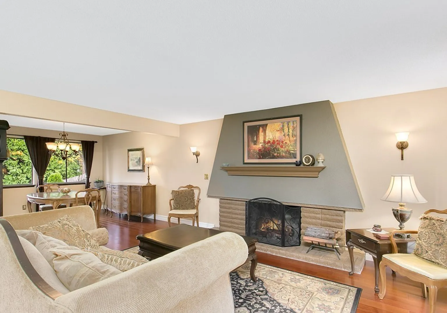 Live Comfortably in Federal Way 4-Bedroom Home Near Golf, Shops & Transit — Photo 2
