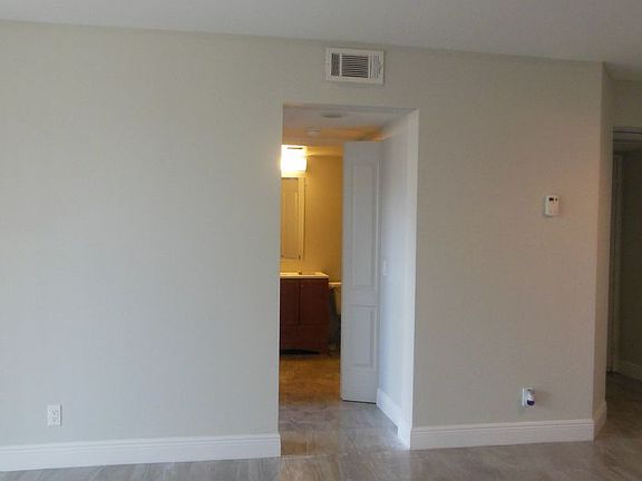 4th image of 706 Executive Center Dr APT 33