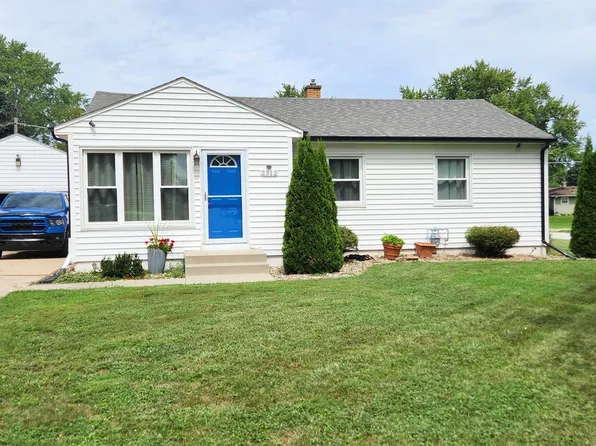 2312 Valley High Dr, Cedar Falls, IA 50613