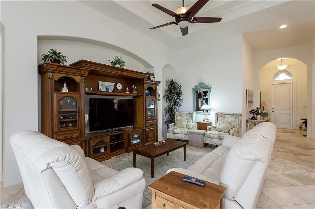 3 bed, 2.0 bath, 1975 sqft, $7,995 — Photo 4