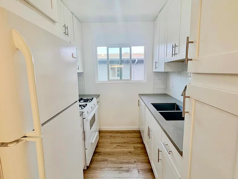 642 N. Hayworth Ave. — Photo 4