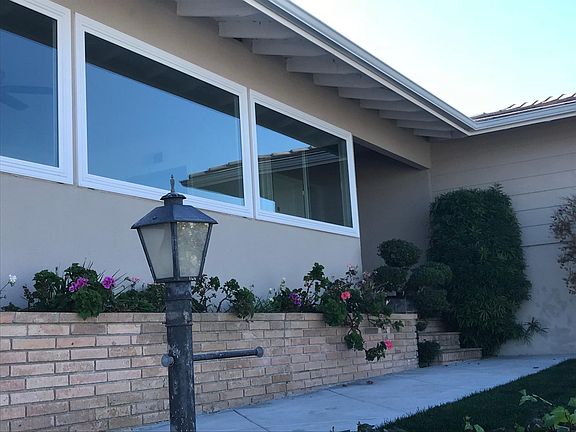Walls of windows to enjoy the ocean views