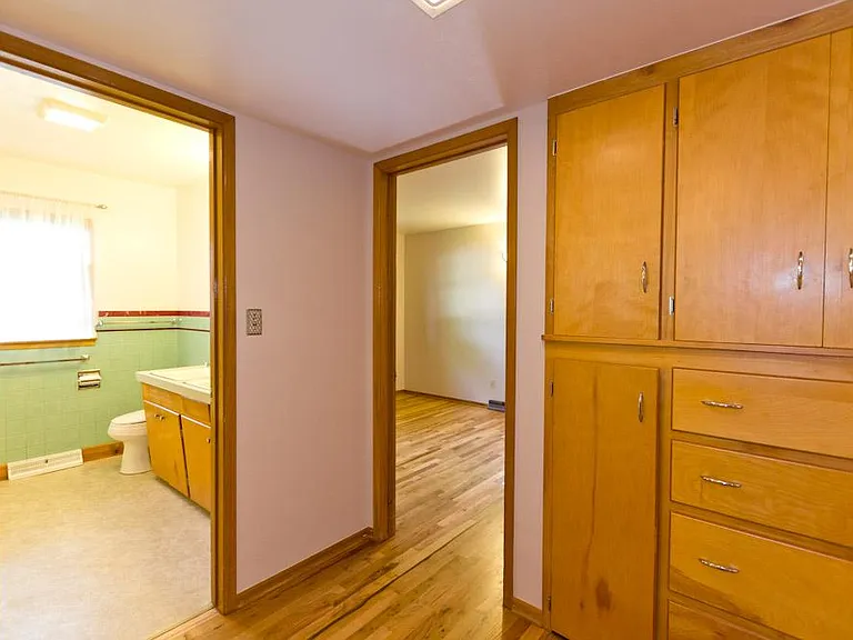 (Tenants currently in home. These are previous photos. Updated photos coming soon.)