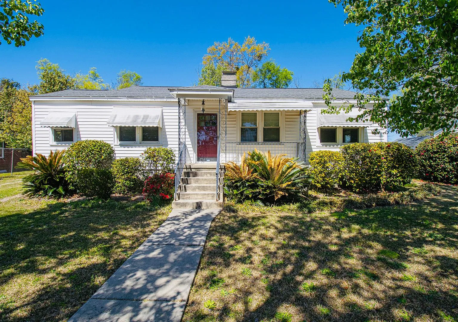 Charming 3 Bedroom, 1 Bath Bungalow — Photo 3