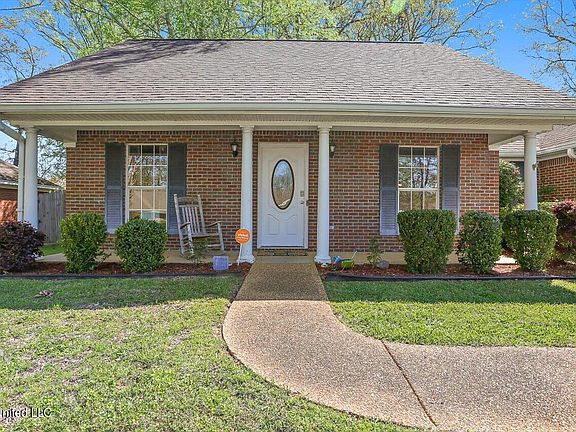4th image of 136 Live Oaks Blvd