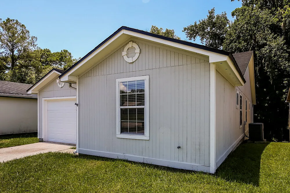 3 bed, 2.0 bath, 1281 sqft, $1,895 — Photo 3