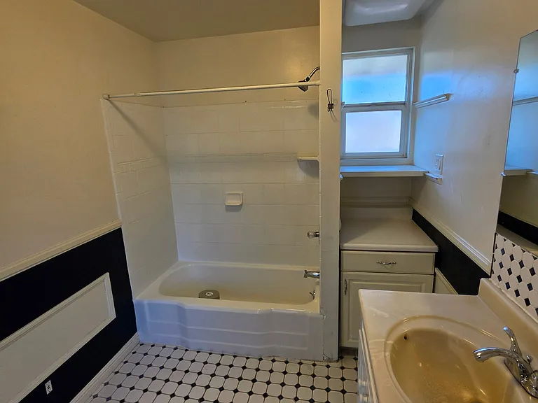 828 Orizaba Ave — Photo 10