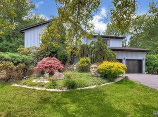 6 Heaton Ct, Closter, NJ 07624