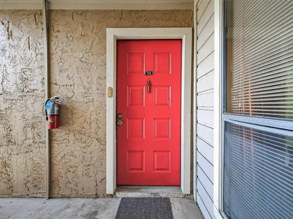 10855 Meadowglen Ln APT 722, Houston, TX 77042