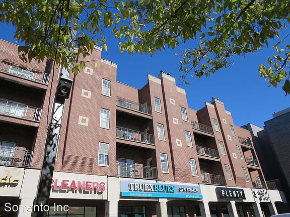 3rd image of 2032-46 W Division St #403N