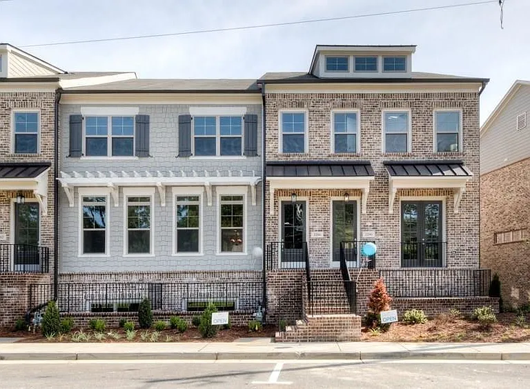 2286 McLean Chase SE — Photo 1