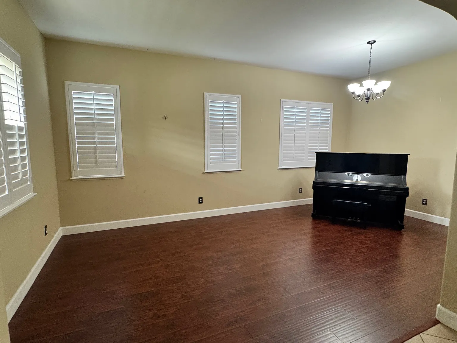 3 bed, 2086 sqft, $3,200 — Photo 3