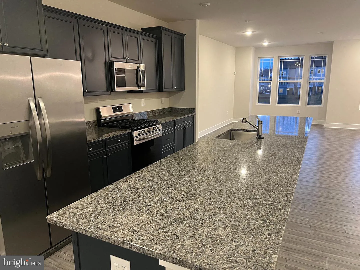 3 bed, 5.0 bath, 3020 sqft, $3,800 — Photo 3