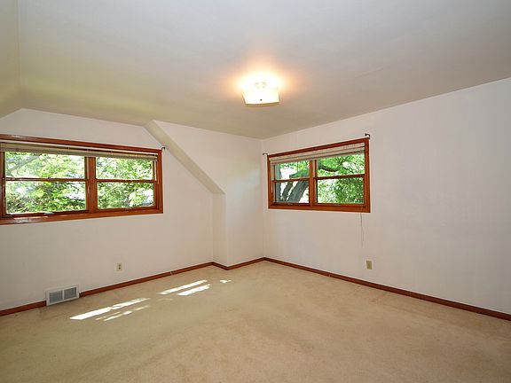 5th image of 1012 Hawthorn Cir