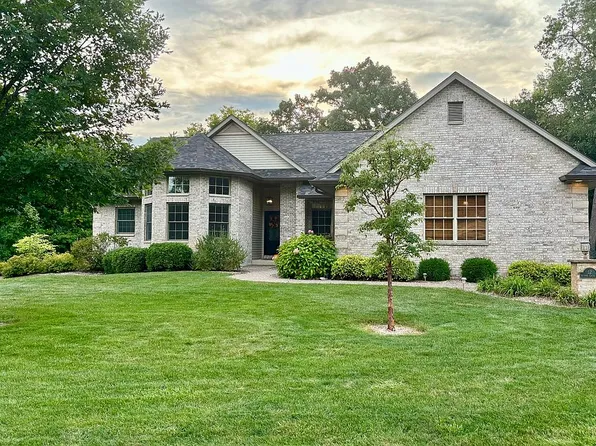 12 Autumn Creek Dr, Coal Valley, IL 61240