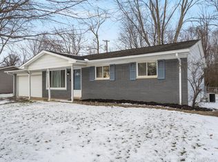6652 Doyon Dr N, Waterford, MI 48327