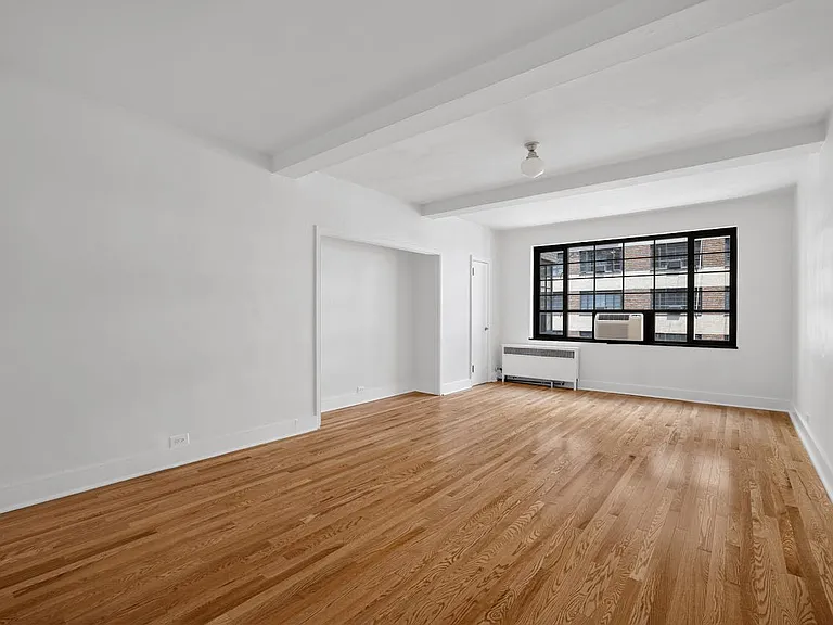 310 E 44th St #822 — Photo 1