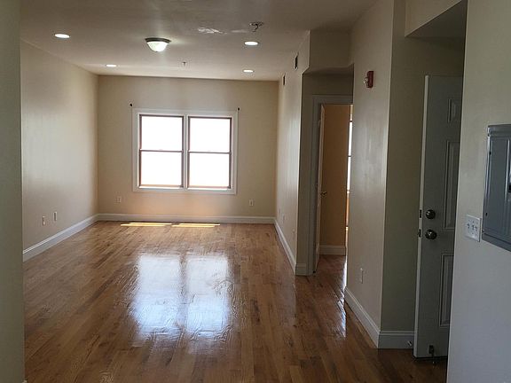 4th image of 372 Pacific Ave #2