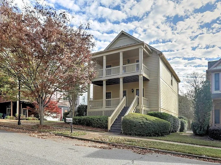 975 Odessa Dr NW — Photo 2