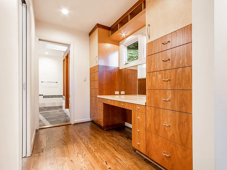 Montgomery House 2 — Photo 13