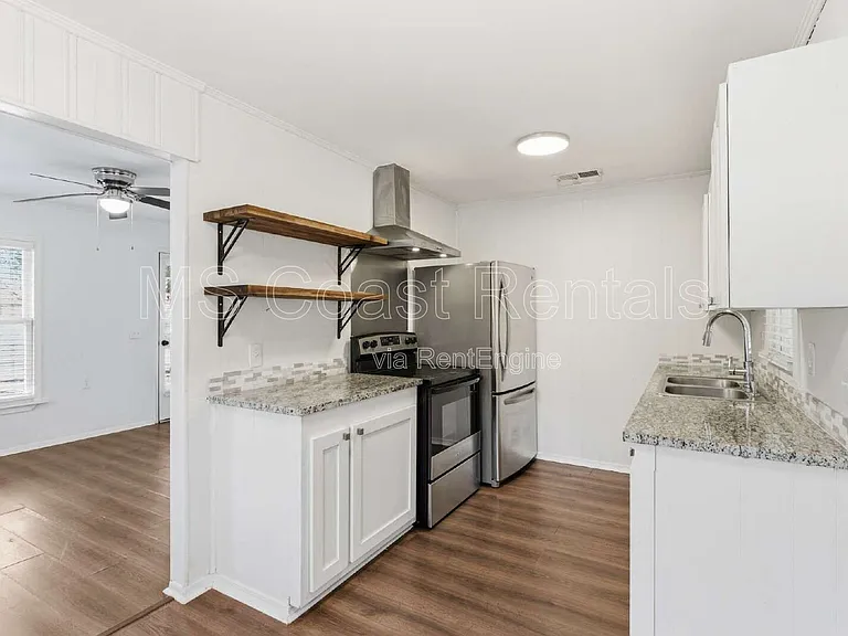 20 Martha Ave — Photo 15