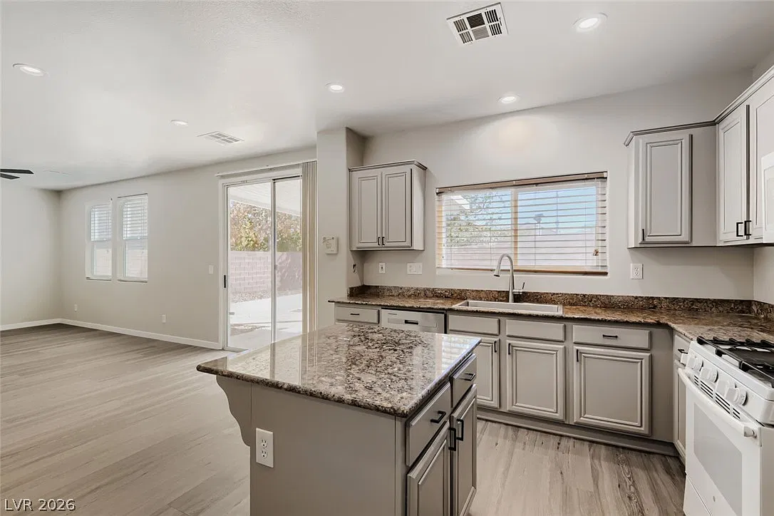 3 bed, 2.5 bath, 1856 sqft, $2,500 — Photo 4